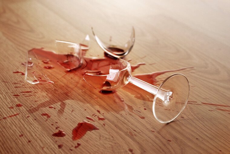 Rotwein auf Parkett